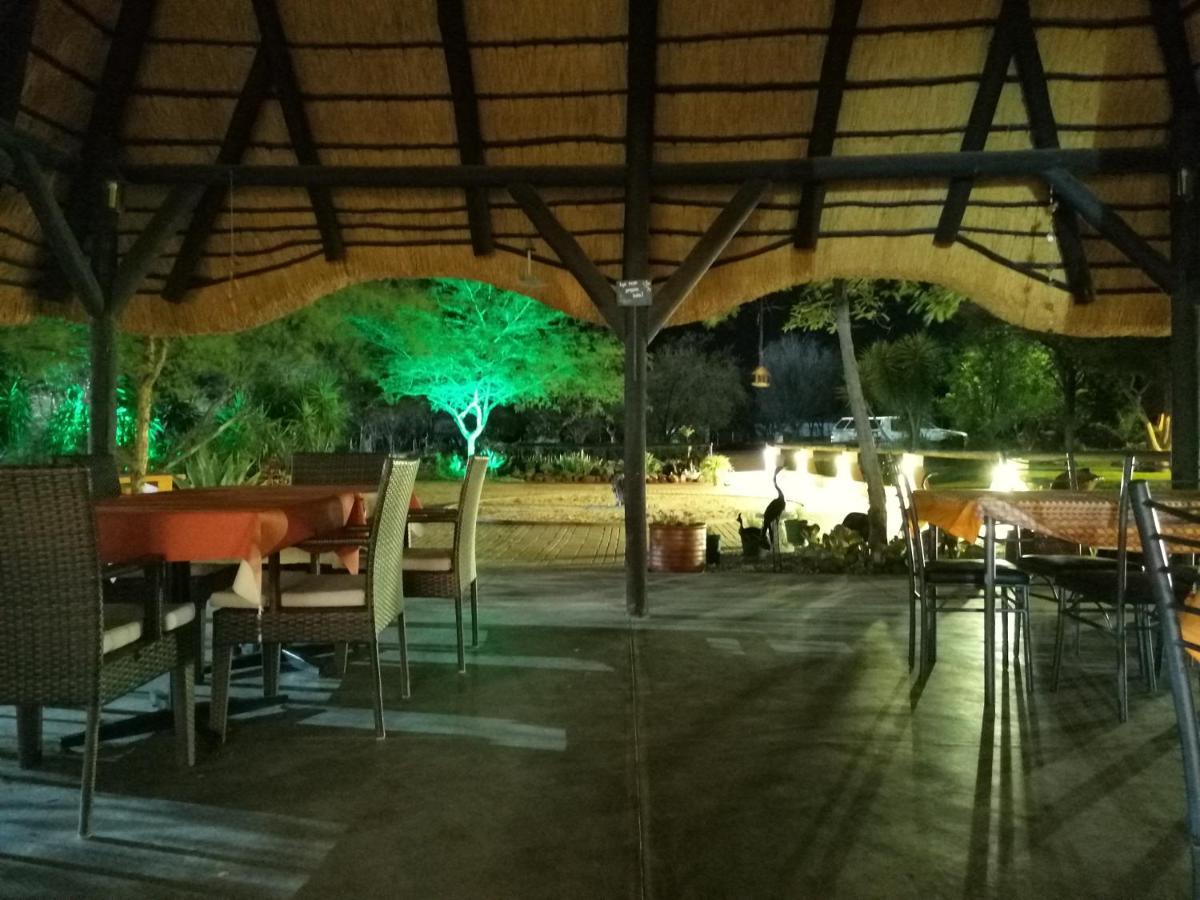 Lion'S Den Guesthouse Otjiwarongo Exterior foto
