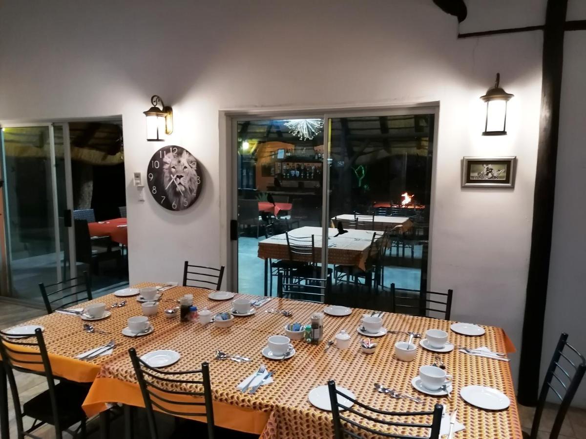 Lion'S Den Guesthouse Otjiwarongo Exterior foto