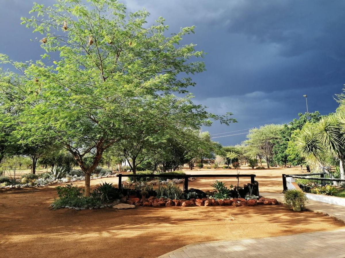 Lion'S Den Guesthouse Otjiwarongo Exterior foto