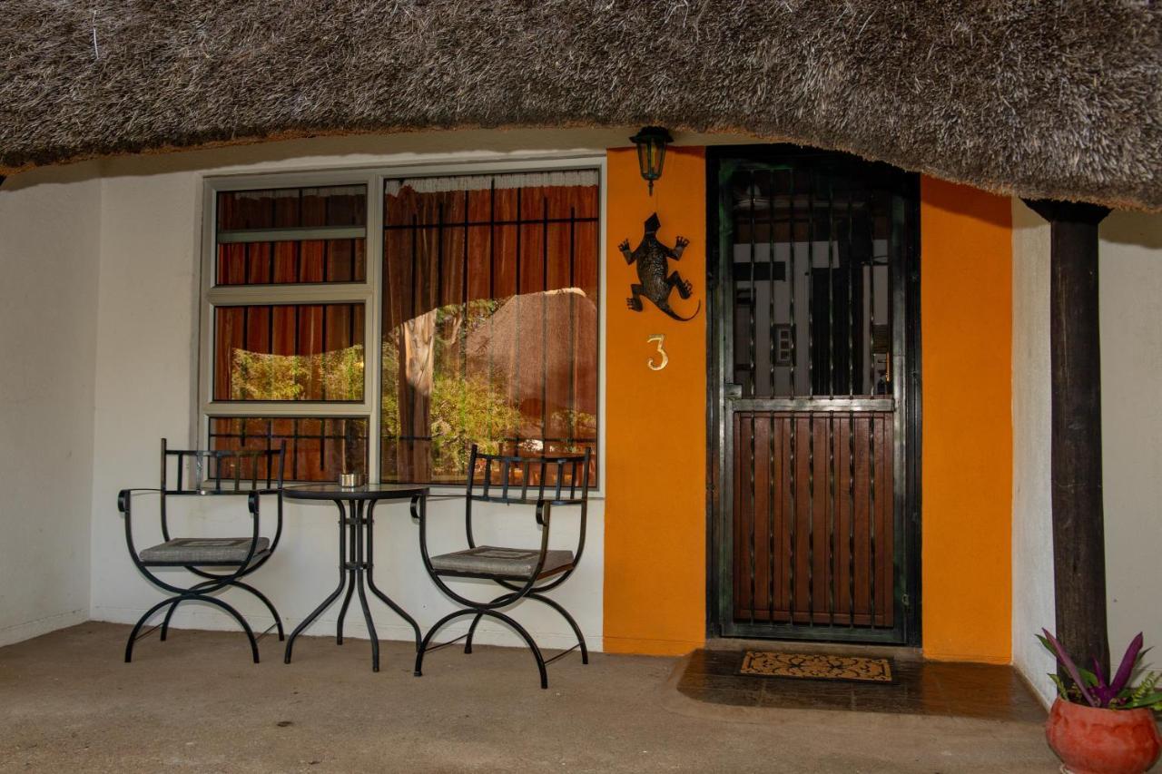 Lion'S Den Guesthouse Otjiwarongo Exterior foto