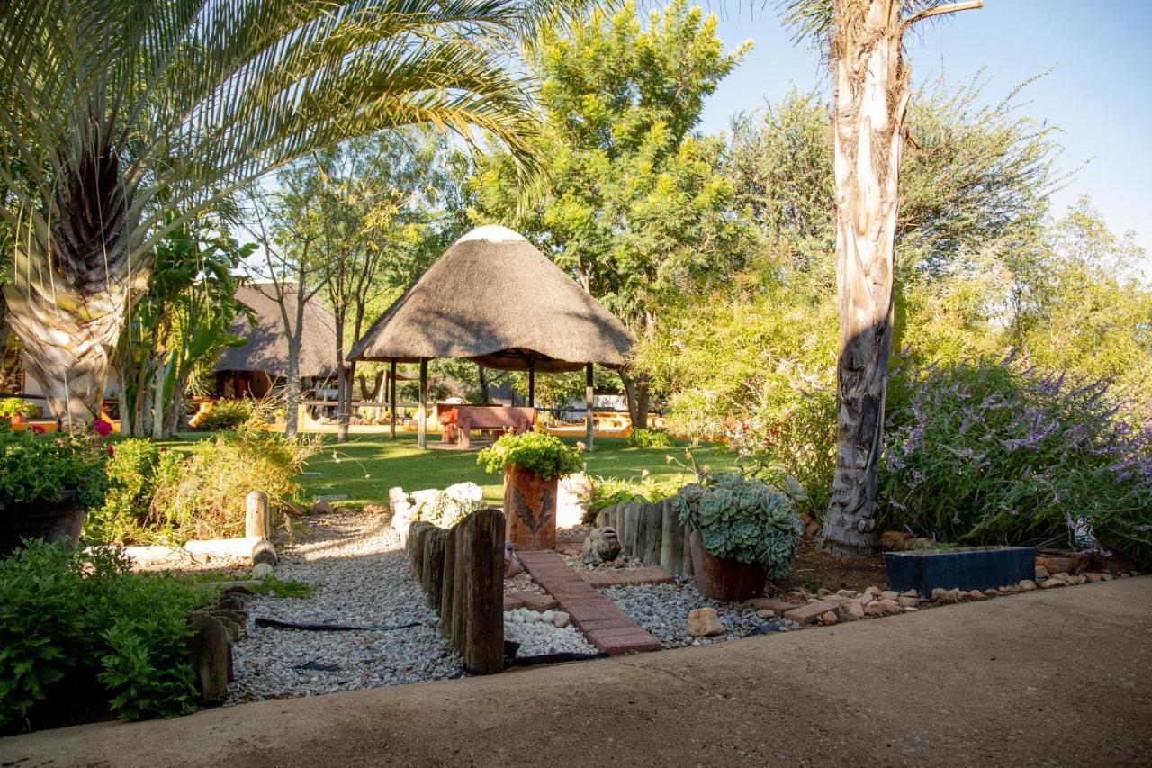 Lion'S Den Guesthouse Otjiwarongo Exterior foto