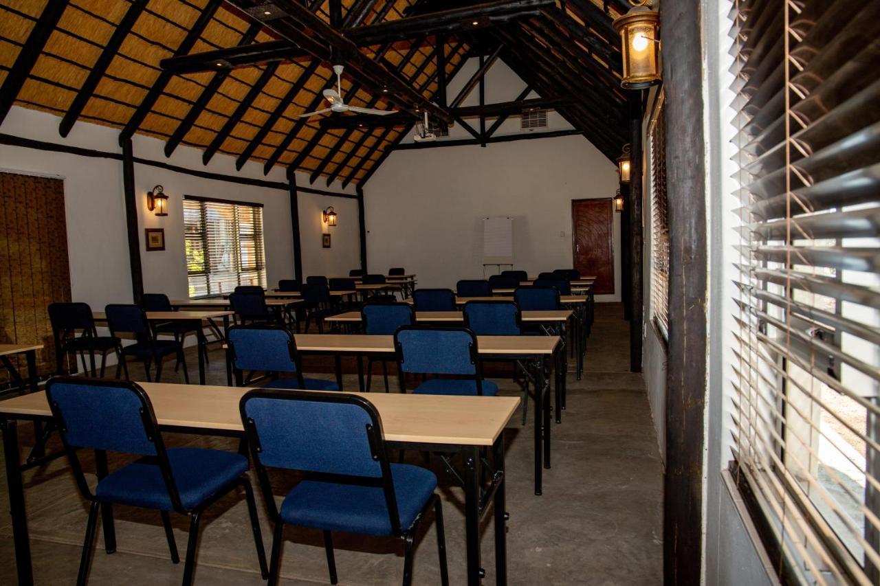 Lion'S Den Guesthouse Otjiwarongo Exterior foto
